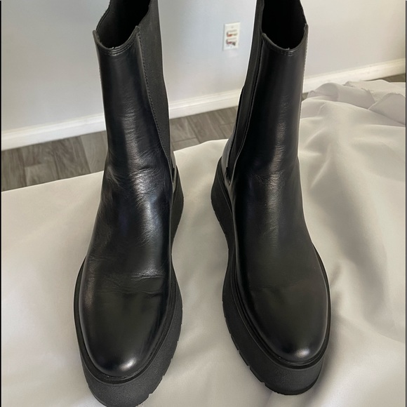 Zara , Size 39 , Black Boot , chunky platform , New Never Worn with box